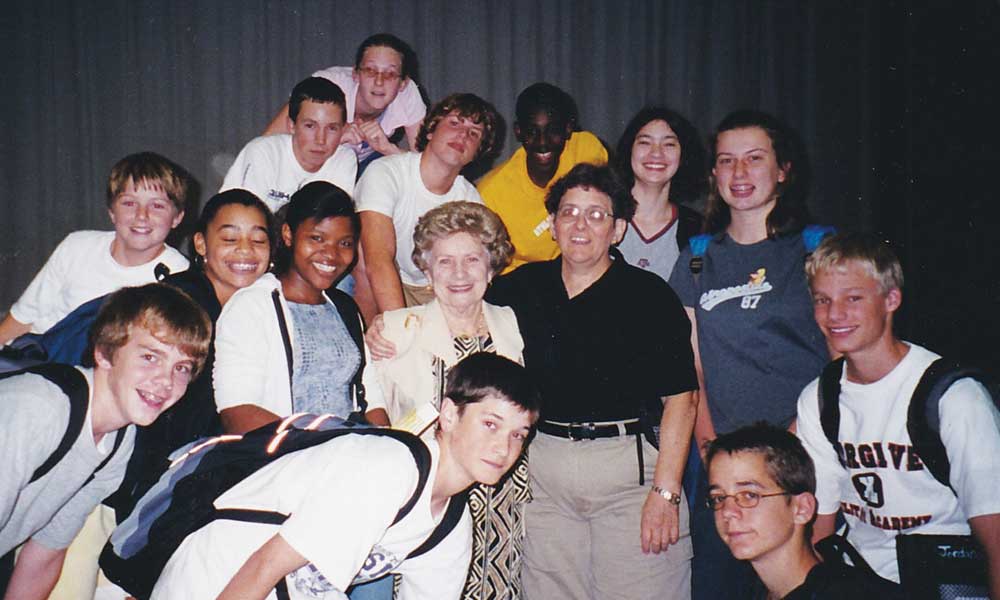 Gizella Abramson with students in 1995.