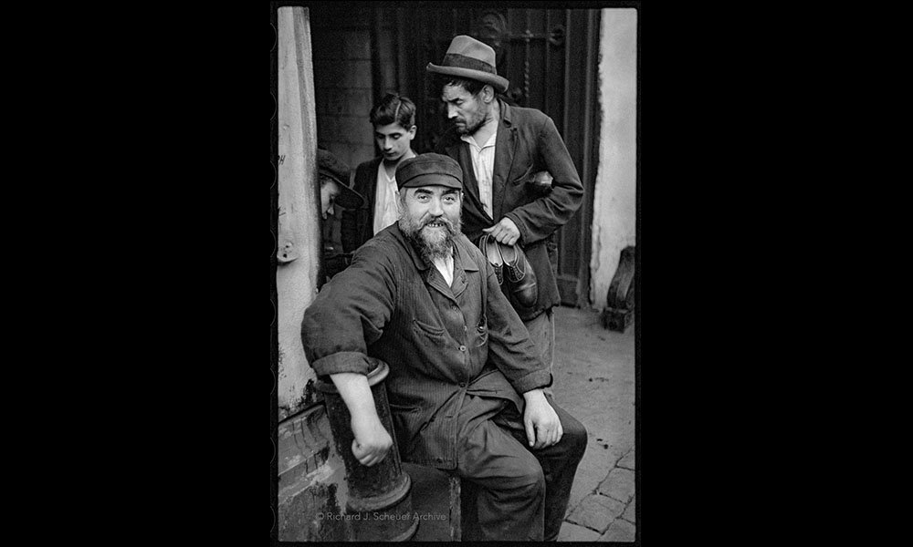 A shoemaker and his customers in Warsaw 1934