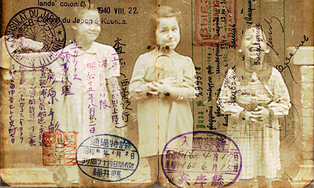 Three smiling girls stand side by side in Shanghei. A passport documentation in Japanese is overlaid on the photograph.